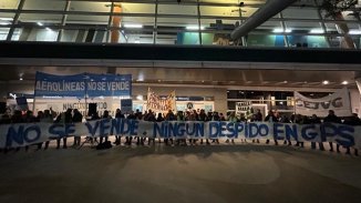 Abrazo a Aeroparque contra los despidos de tercerizados y el desguace de Aerolíneas Argentinas