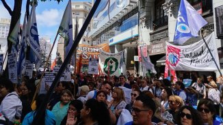 Enfermería concentra en la Legislatura: exigen la inclusión a la carrera profesional