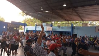 Asamblea de obreros azucareros y organizaciones solidarias votó marchar contra los despidos