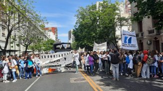 Tercer día consecutivo de cese de tareas y marcha de residentes y concurrentes de salud porteños