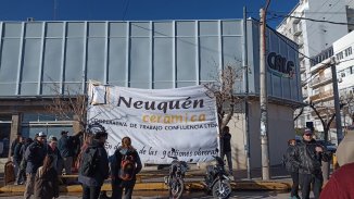 Cerámica Neuquén: obreros lograron la reconexión de la energía y ahora van contra el remate