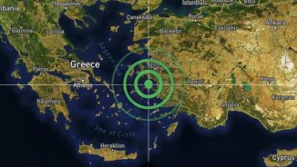 Derrumbe de edificios tras fuerte terremoto en Turquía y Grecia