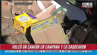 "El barrio tiene hambre": saquearon un camión de Walmart que volcó sobre Panamericana