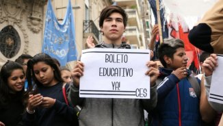 Estudiantes se manifiestan frente al Concejo Municipal contra el aumento del boleto