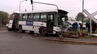 Accidente en Merlo: barreras que se levantan con la mano y comunicación obsoleta