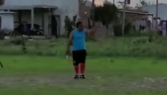 Policía disparó y amenazó a sus rivales durante un "picado" de fútbol en el Pirayuí - YouTube