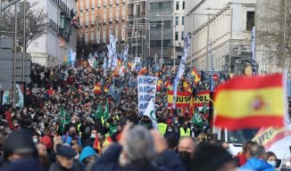 Miles de policías se manifiestan en Madrid contra la reforma de una ley que les da impunidad