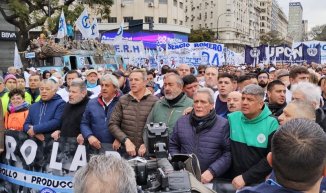 Sin denunciar el ajuste del Gobierno: marcharon la CGT, CTA y organizaciones sociales oficialistas 