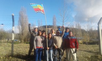 Jóvenes mapuche y futuras docentes izan por primera vez la wenu foye en Junín de los Andes