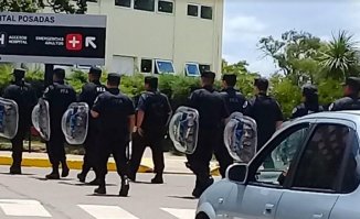 Les mandaron la policía a los pacientes que protestaban porque despidieron a sus médicos