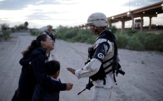 México: se viraliza imagen de una madre migrante suplicando paso a EE.UU.