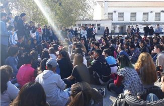 Policías armados entraron a la Escuela Normal Antonio Mentruyt de Banfield