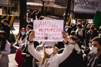 Trabajadores de la salud marcan el camino para enfrentar el ajuste - YouTube