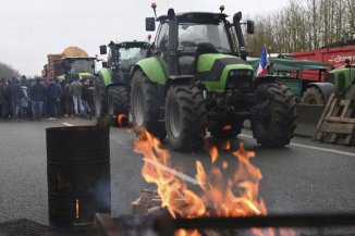 Después de un año vuelven a movilizarse los agricultores franceses: la ira sigue creciendo