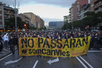 Prisión para cuatro jóvenes detenidos del centro ocupado Can Vies de Barcelona