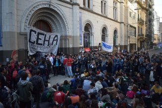 Masivas asambleas en la UNR votan tomas por tiempo indefinido e interfacultades 