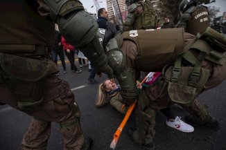 Carabineros reprimió marcha por derechos sociales en Santiago de Chile