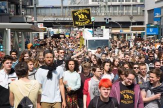 Miles de estudiantes alemanes marchan por los inmigrantes: “¡Nadie es ilegal!”