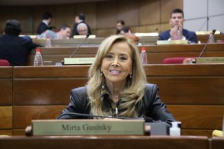 Renuncia una senadora de Paraguay por escándalo de vacunación VIP