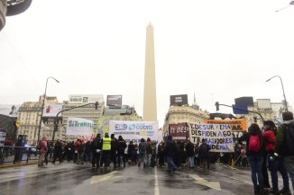 Despedidos de tercerizadas de Edesur y trabajadores de Bimbo cortaron la 9 de Julio