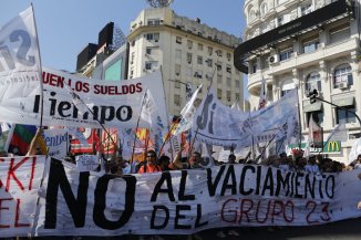 Trabajadores de prensa cortaron la 9 de Julio contra el vaciamiento y los despidos 