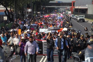 Miles de maestros realizan marchas simultáneas en la Ciudad de México