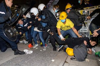 Manifestantes tratan de ocupar edificio legislativo en Hong Kong