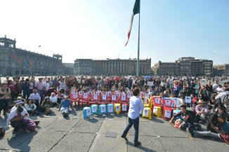 Clase abierta en el Zócalo: por los 43 que nos faltan