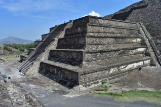 Se localiza posible túnel bajo la Plaza y Pirámide de la Luna en Teotihuacán