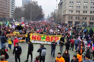 Bachelet propone una reforma que deja intacto el sistema privado de pensiones