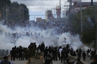 Honduras: reprimen protesta masiva contra asunción de Juan Orlando Hernández