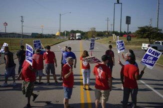 "Los rompehuelgas no pasaran": trabajadores automotrices enfrentan ataque de las empresas