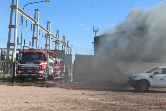 Neuquén: por incendio en una planta de energía Centenario y alrededores permanecen sin luz ni agua