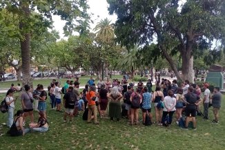 Primera asamblea abierta de vecinos y trabajadores, votaron participar del paro del 24