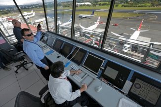 Controladores aéreos inician medidas de fuerza en reclamo por atraso salarial