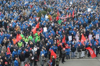 Alemania: Cien mil trabajadores de Volkswagen en huelga ante el anuncio de cierre de sus plantas