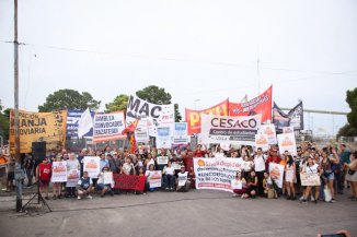 Gran concentración en apoyo a los despedidos de Shell en las puertas de la refinería de Dock Sud