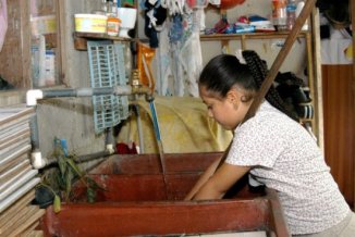 Cada vez más niñas y adolescentes realizan tareas del hogar y de cuidado