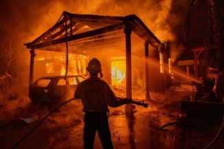 Los Ángeles en llamas: los demócratas recortaron presupuesto a bomberos y aumentaron el de la Policía