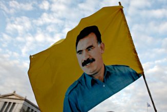 Abdullah Öcalan, líder del PKK preso en Turquía, ordenó la disolución y desarme de su organización