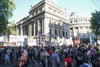 Enorme operativo policial no pudo frenar la marcha de jubilados contra el gobierno estafador