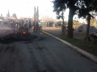 Cortes de ruta y bloqueos en dos plantas de Cresta Roja ante el vaciamiento de la empresa