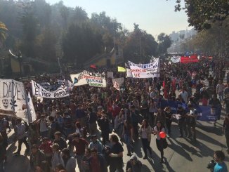 Chile: multitudinaria movilización por la educación finaliza con dos manifestantes asesinados