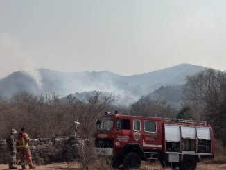 Dueños de campos impiden el paso a bomberos mientras avanza el fuego en Córdoba