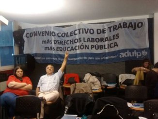 Premios, castigos y precarización laboral para los docentes