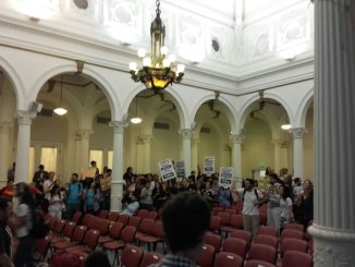 Docentes y estudiantes se movilizan contra el traslado del Hospital de Clínicas