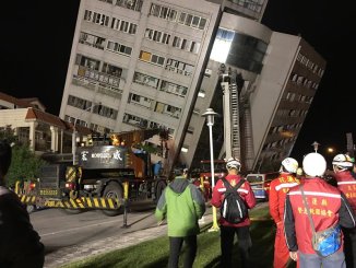 Taiwán: más de cien personas atrapadas en edificios que colapsan por terremoto