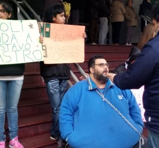 La Plata: se encadenó en la puerta de IOMA para ser atendido