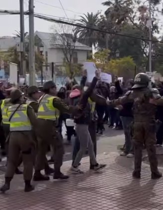 Profesores y trabajadores de la salud irrumpen por sus derechos en desfile de Carabineros 