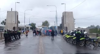 Trabajadores del Ingenio San Juan cortan el puente por deuda salarial